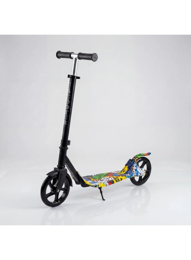 سكوتر أطفال بعجلتين مع مقود قابل لتعديل الارتفاع - تصميم قوي مع فرامل خلفية وسنادة جانبية وسطح غير قابل للانزلاق - مثالي للعب الخارجي - Image 3